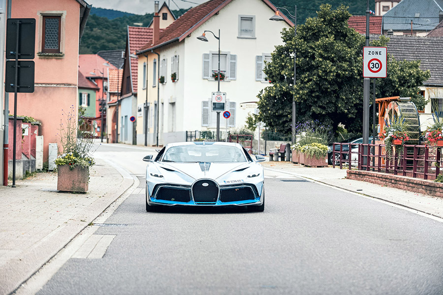 spurv materiale Direkte How Bugatti Experts Check Every New Divo Before Delivery